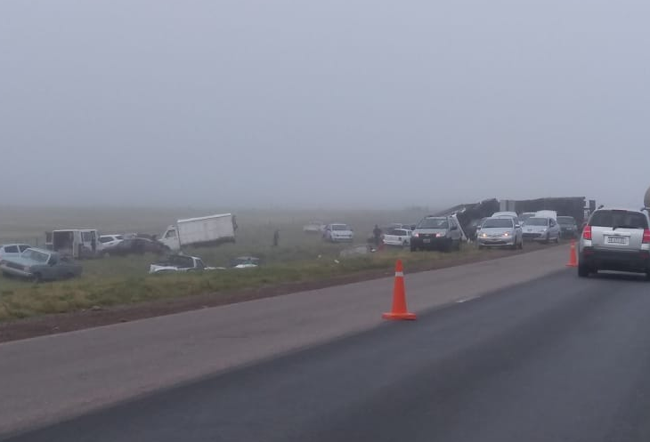 Saquean un camión que volcó en la ruta 33 - De La Bahia