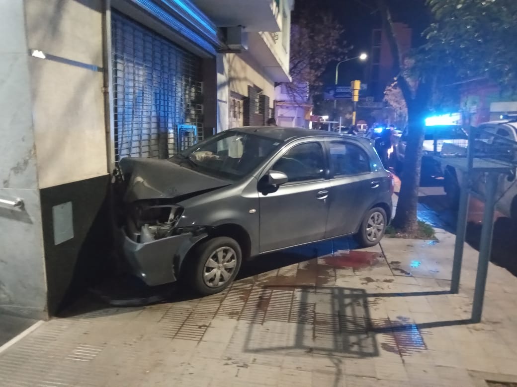 Perdió el control del auto y chocó contra un edificio - De La Bahia