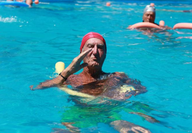 Abren inscripciones para clases gratuitas de natación para personas adultas mayores en Bahía Blanca