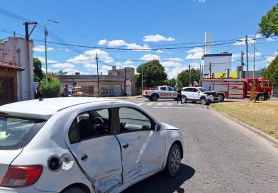 Asisten a una joven que sufrió golpes en un choque