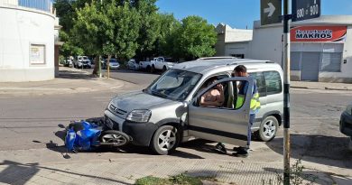 Chocaron un utilitario y una moto: dos personas lesionadas