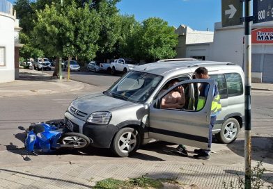 Chocaron un utilitario y una moto: dos personas lesionadas