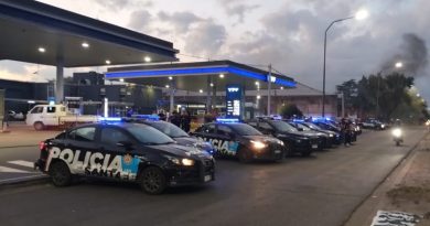 Policías de Santa Fe y sus familias vuelven a hacer un “sirenazo” en Rosario