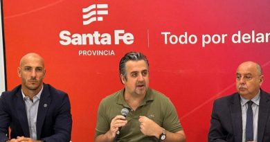 Sigue la protesta policial en Santa Fe: el Gobierno asegura que ningún agente cobrará por debajo de la canasta básica