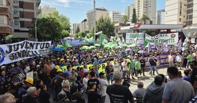 Denuncia que le arrojaron agua con lavandina desde un balcón durante la marcha contra la reforma laboral