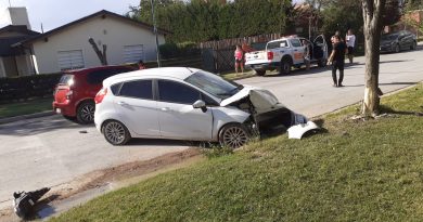 Hospitalizan a una mujer que sufrió heridas en un choque