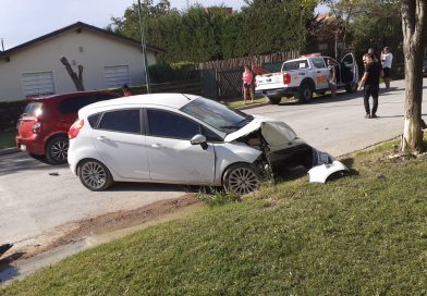 Hospitalizan a una mujer que sufrió heridas en un choque