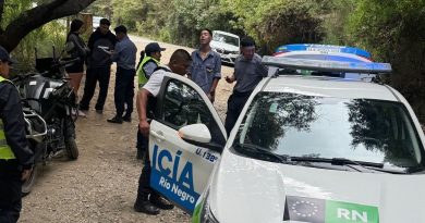 Heroico accionar de un agente policial para rescatar a una pareja en un arroyo de Bariloche