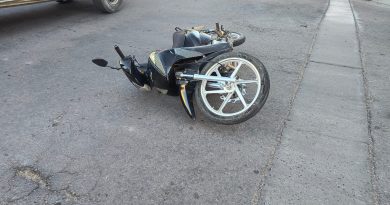 Hospitalizan a una motociclista que sufrió heridas en un choque