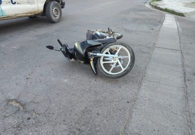 Hospitalizan a una motociclista que sufrió heridas en un choque