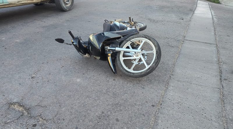 Hospitalizan a una motociclista que sufrió heridas en un choque