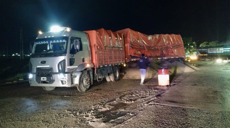 Choque entre un camión y una formación ferroviaria en el paso a nivel de El Saladero