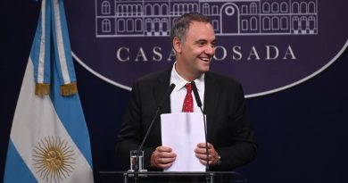 “Si lo dejan elegir al presidente, Adorni no estaría más”