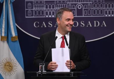 “Si lo dejan elegir al presidente, Adorni no estaría más”