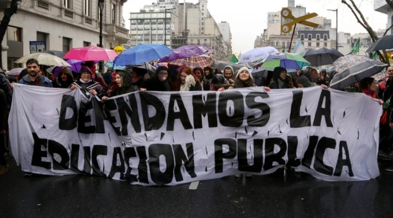 Docentes dejan de enseñar en la UTN por los bajos sueldos universitarios
