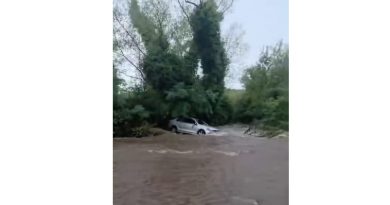 [VIDEO] Villa Ventana: un auto fue arrastrado por el desborde de un arroyo
