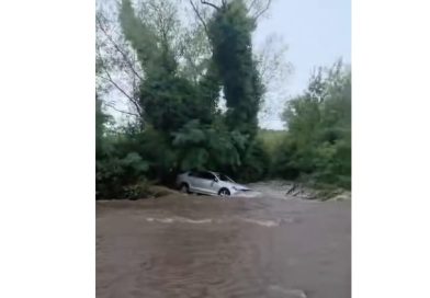 [VIDEO] Villa Ventana: un auto fue arrastrado por el desborde de un arroyo