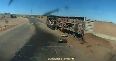 [VIDEO] Volcó la batea de un camión en la ruta 7 y una combi con trabajadores se salvó de milagro