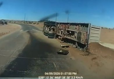 [VIDEO] Volcó la batea de un camión en la ruta 7 y una combi con trabajadores se salvó de milagro