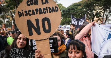 Protesta contra el proyecto de Milei que recortaría pensiones por discapacidad