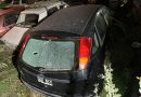 Sorprendieron a cuatro chicos que dañaban autos en un corralón