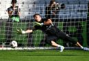 “Dibu” Martínez dice que se fracturó un dedo antes de que Aston Villa ganara la final de la Europa League