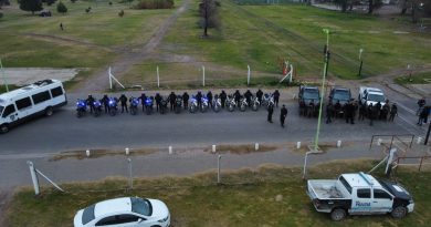 Operativo policial de Bahía Blanca: 13 aprehendidos, armas secuestradas y una moto recuperada