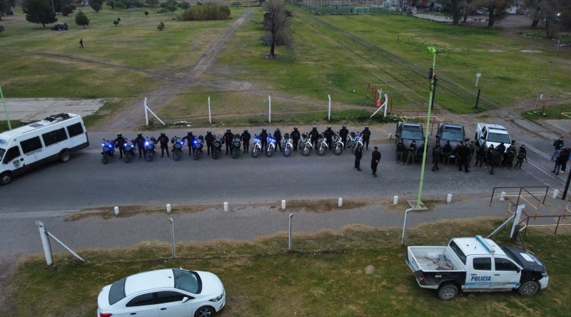 Operativo policial de Bahía Blanca: 13 aprehendidos, armas secuestradas y una moto recuperada