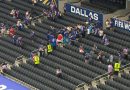 Limpiar la tribuna antes de irse, el aplaudido hábito japonés reaparece en el Mundial
