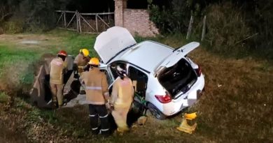 Investigan si explotó un celular que cargaban en el auto y provocó un vuelco en Córdoba