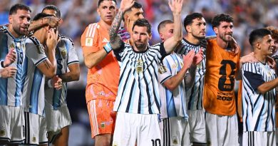 El técnico de Argelia dice que los errores de su equipo ayudaron a Messi a marcar el triplete