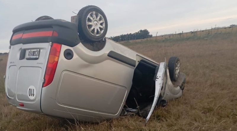 Volcó una Kangoo con dos personas de Bahía Blanca en la ruta 3: no hubo heridos