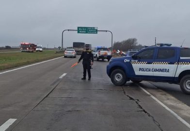 Tres muertos tras el choque y vuelco de una Hilux en la autopista Córdoba-Rosario