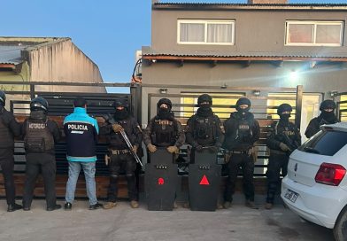 Allanaron una vivienda, secuestraron tres armas de fuego y demoraron a una mujer