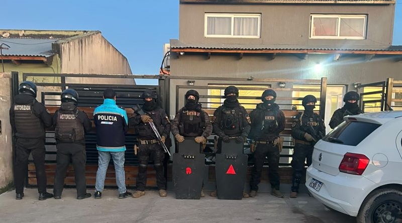Allanaron una vivienda, secuestraron tres armas de fuego y demoraron a una mujer