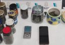 Un hombre fue aprehendido por tener frascos con marihuana en su casa