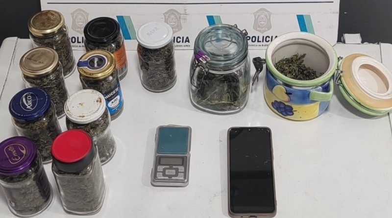 Un hombre fue aprehendido por tener frascos con marihuana en su casa