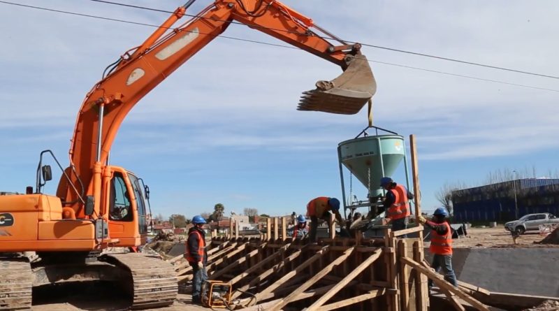 Avanza la construcción del puente metálico transitorio sobre el canal Maldonado