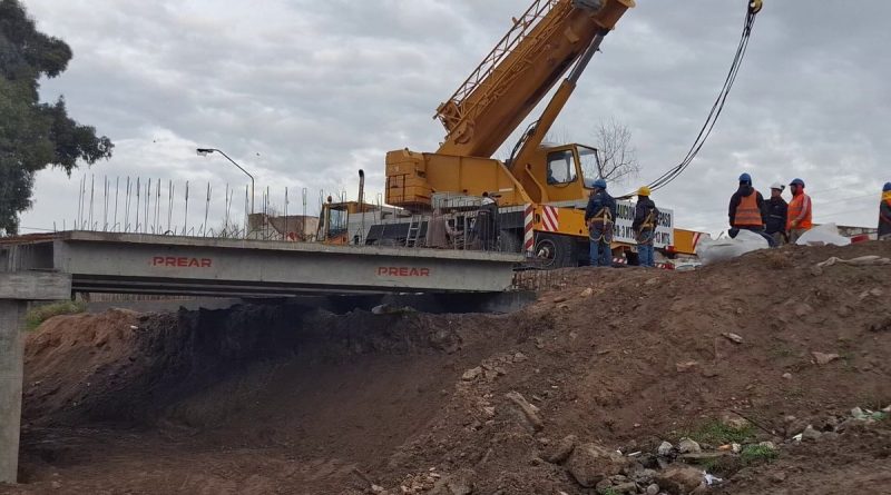 Comenzó el montaje de las vigas pretensadas en el puente de Pampa Central