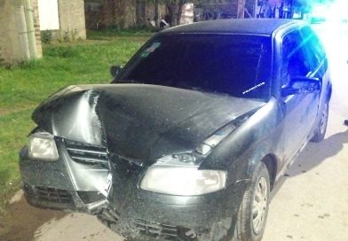 Demoran a un hombre que chocó contra un poste, estaba alcoholizado y drogado y circulaba con dos menores edad