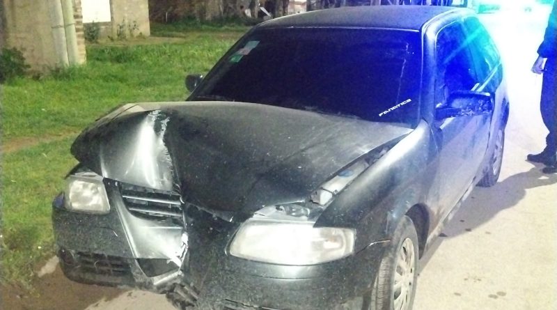 Demoran a un hombre que chocó contra un poste, estaba alcoholizado y drogado y circulaba con dos menores edad