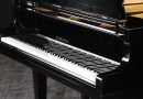 El piano de Freddy Mercury y una mítica guitarra de Oasis salen a subasta en Londres