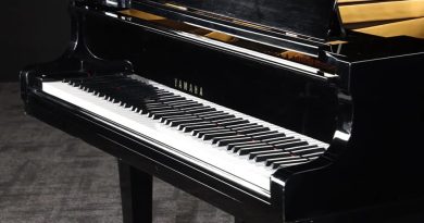 El piano de Freddy Mercury y una mítica guitarra de Oasis salen a subasta en Londres