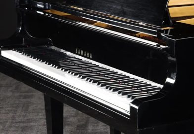 El piano de Freddy Mercury y una mítica guitarra de Oasis salen a subasta en Londres