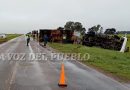 Despistó y volcó un camión cargado con leña en la ruta 3