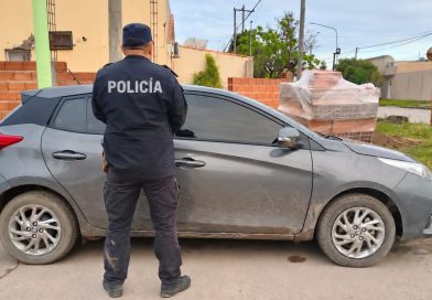 Detuvieron a un hombre en un auto robado y secuestraron herramientas de corte