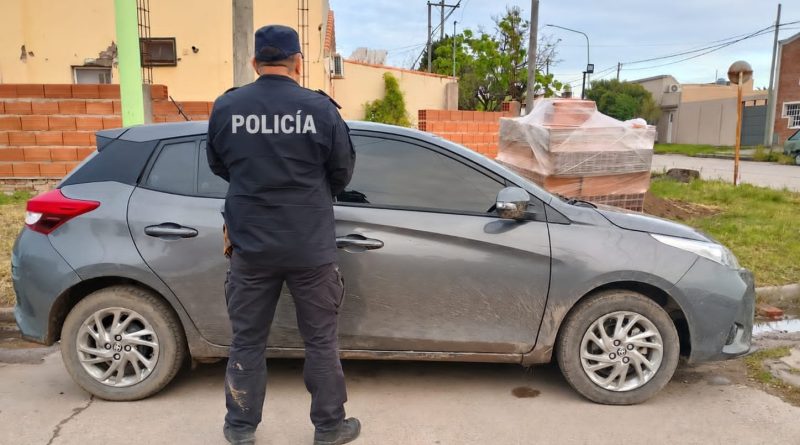 Detuvieron a un hombre en un auto robado y secuestraron herramientas de corte