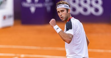 El argentino Etcheverry cayó ante Tsitsipas en la primera ronda del torneo de Tokio
