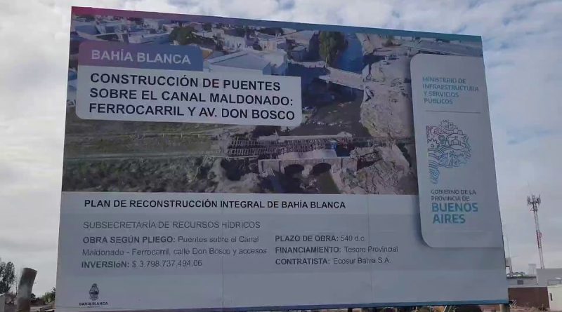Realizan el izaje de un puente metálico ferroviario en el canal Maldonado