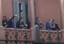 Milei saludó desde el balcón de la Casa Rosada e hizo el gesto viral “six seven”